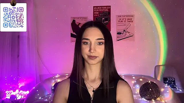 Snapshot of LinaMour chatting on 12, 4, 2026 LinaMour online show from 12, 4, 2026