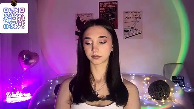 Snapshot of LinaMour chatting on 19, 4, 2026 LinaMour online show from 19, 4, 2026