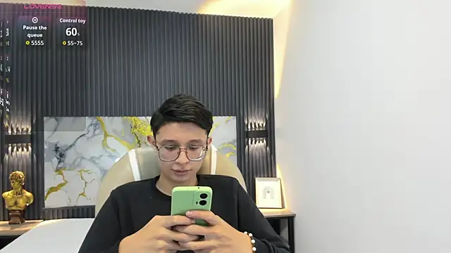 SantiagoRusso18 online show from 1, 10, 2025