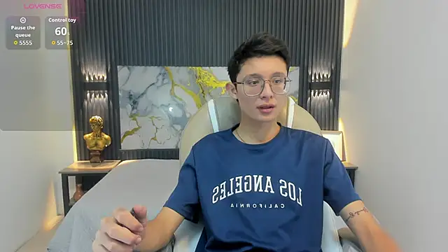 SantiagoRusso18 online show from 8, 10, 2025