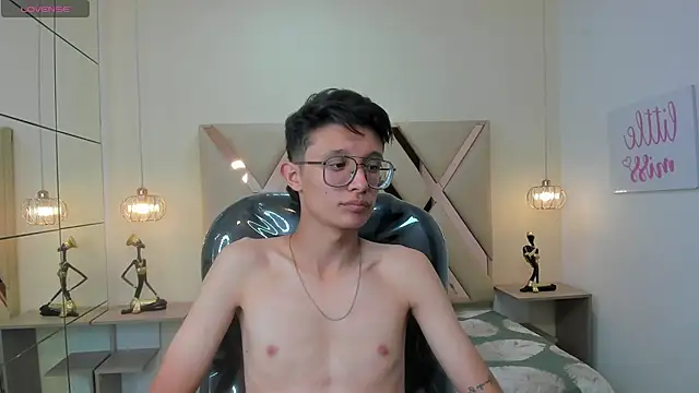 SantiagoRusso18 online show from 13, 12, 2025