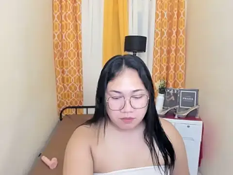 Snapshot of TsUncutKaren chatting on 8, 4, 2026 TsUncutKaren online show from 8, 4, 2026