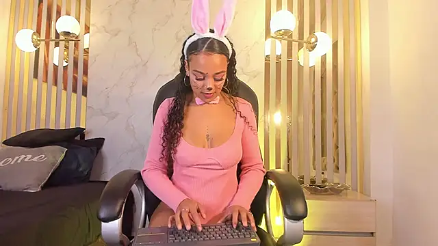Snapshot of Melaniegh_ chatting on 17, 10, 2025 Melaniegh  online show from 17, 10, 2025