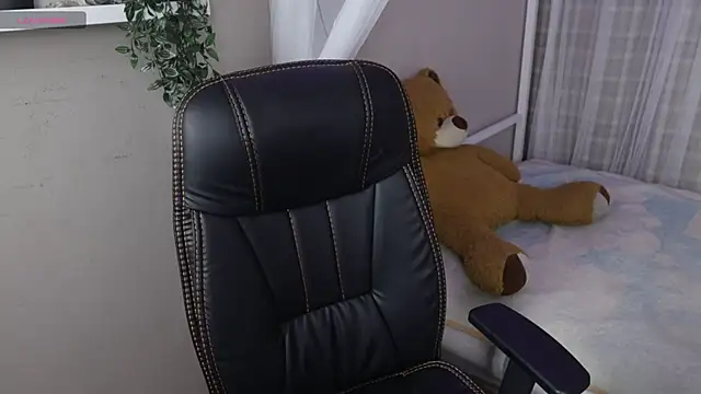 Snapshot of Mystic_blue chatting on 19, 11, 2025 Mystic blue online show from 19, 11, 2025