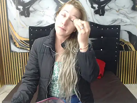 Snapshot of swetchrystal chatting on 3, 10, 2025 swetchrystal online show from 3, 10, 2025