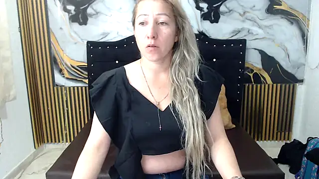 Snapshot of swetchrystal chatting on 8, 10, 2025 swetchrystal online show from 8, 10, 2025