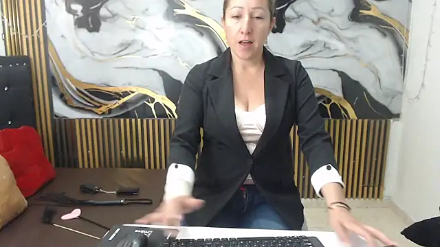 Snapshot of swetchrystal chatting on 23, 10, 2025 swetchrystal online show from 23, 10, 2025