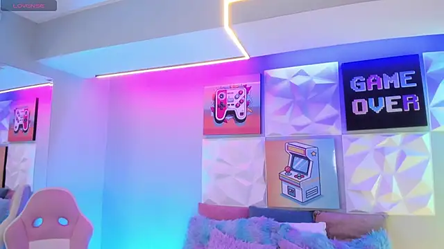 LindaWz  online show from 5, 12, 2025