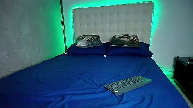 Snapshot of DionKnox chatting on 8, 11, 2025 DionKnox online show from 8, 11, 2025