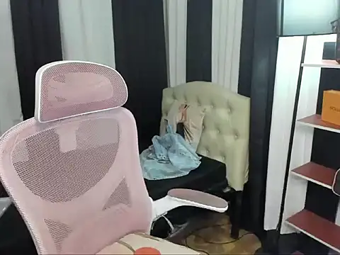 Snapshot of Seductive_Margaux chatting on 4, 11, 2025 Seductive Margaux online show from 4, 11, 2025