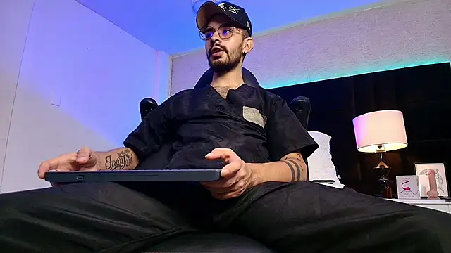 Snapshot of HairyDiamond_ chatting on 30, 10, 2025 HairyDiamond  online show from 30, 10, 2025