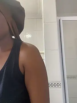 Snapshot of Moonzy77 chatting on 28, 9, 2025 Moonzy77 online show from 28, 9, 2025