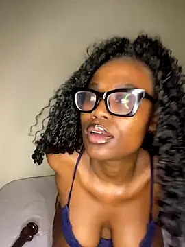 Snapshot of Moonzy77 chatting on 7, 10, 2025 Moonzy77 online show from 7, 10, 2025