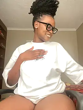 Snapshot of Moonzy77 chatting on 16, 10, 2025 Moonzy77 online show from 16, 10, 2025