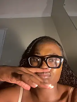 Snapshot of Moonzy77 chatting on 17, 10, 2025 Moonzy77 online show from 17, 10, 2025