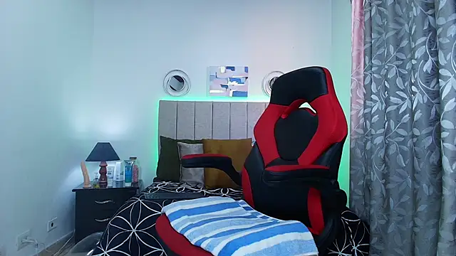 Snapshot of Naomi_Redd chatting on 12, 9, 2025 Naomi Redd online show from 12, 9, 2025