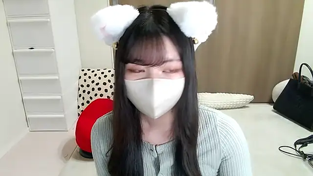 Snapshot of moka-neko chatting on 4, 10, 2025 moka-neko online show from 4, 10, 2025