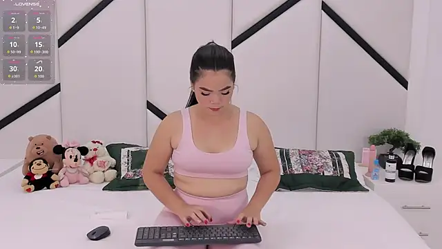 Snapshot of AlanaCusack chatting on 9, 10, 2025 AlanaCusack online show from 9, 10, 2025