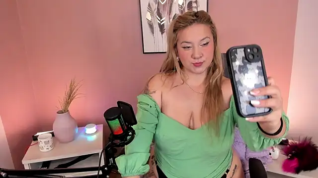 Snapshot of hollie_joliie chatting on 20, 12, 2025 hollie joliie online show from 20, 12, 2025