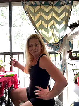 Goldenndoll online show from 5, 10, 2025