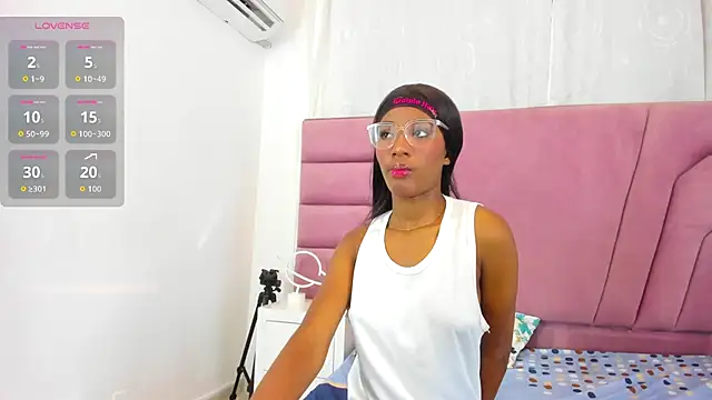 Snapshot of MarianRosse chatting on 12, 11, 2025 MarianRosse online show from 12, 11, 2025