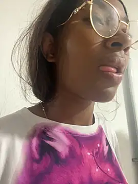 Snapshot of MarianRosse chatting on 4, 12, 2025 MarianRosse online show from 4, 12, 2025