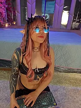 Snapshot of BizzyNoar chatting on 5, 10, 2025 BizzyNoar online show from 5, 10, 2025