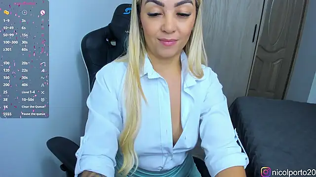 Snapshot of NicolPorto chatting on 31, 10, 2025 NicolPorto online show from 31, 10, 2025