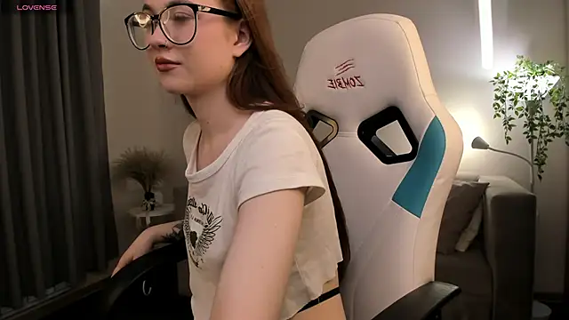 Snapshot of Dolly_Gleam chatting on 7, 10, 2025 Dolly Gleam online show from 7, 10, 2025