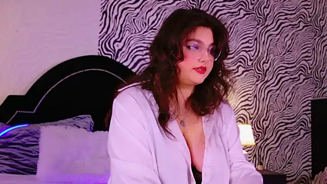 Snapshot of UR_BELLA chatting on 6, 11, 2025 UR BELLA online show from 6, 11, 2025