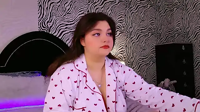 Snapshot of UR_BELLA chatting on 8, 11, 2025 UR BELLA online show from 8, 11, 2025