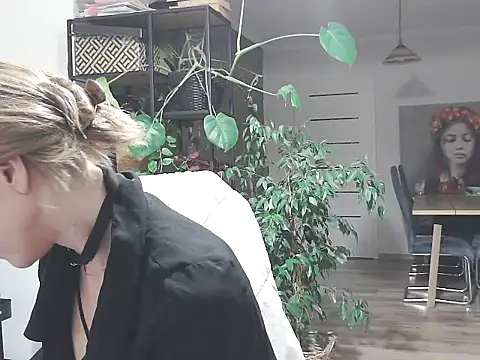 Snapshot of MadMadelin chatting on 17, 10, 2025 MadMadelin online show from 17, 10, 2025