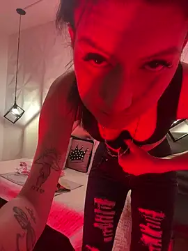 Caroline daring online show from 9, 5, 2026