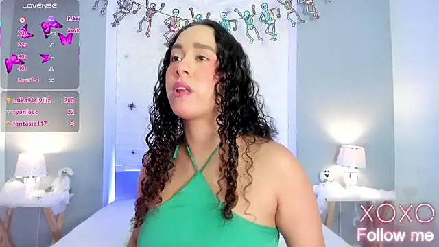 EverlyMooree online show from 28, 10, 2025