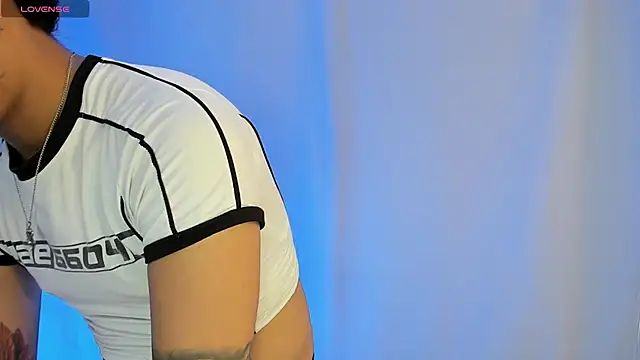 Snapshot of OliverMontiel chatting on 3, 10, 2025 OliverMontiel online show from 3, 10, 2025