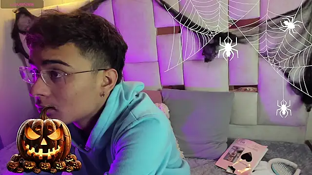 Snapshot of OliverMontiel chatting on 23, 10, 2025 OliverMontiel online show from 23, 10, 2025