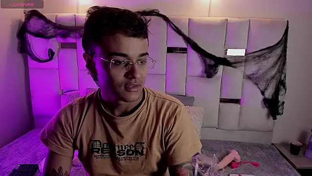 Snapshot of OliverMontiel chatting on 24, 10, 2025 OliverMontiel online show from 24, 10, 2025