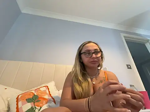 petitelucyXoxx online show from 18, 5, 2026