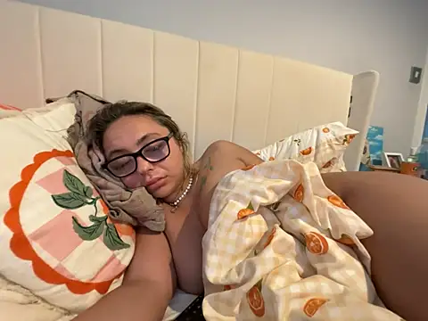 petitelucyXoxx online show from 24, 6, 2026
