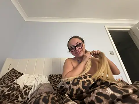 petitelucyXoxx online show from 4, 7, 2026