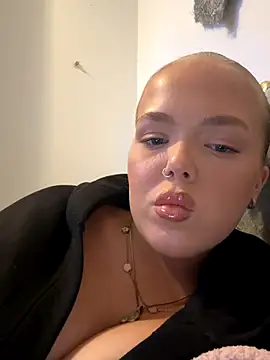 prettycocomae online show from 14, 10, 2025