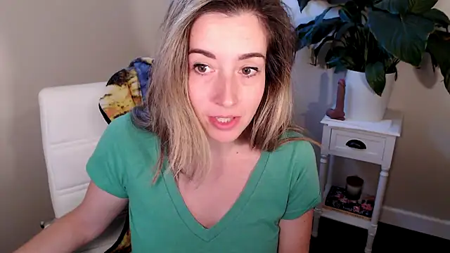 Snapshot of SuggestiveBehavior chatting on 10, 10, 2025 SuggestiveBehavior online show from 10, 10, 2025