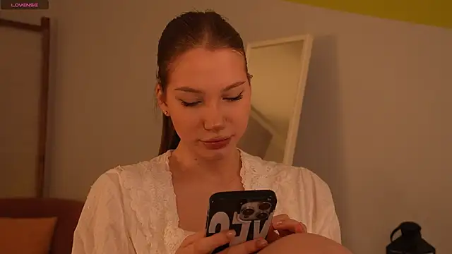 Snapshot of glowwww_ chatting on 17, 10, 2025 glowwww  online show from 17, 10, 2025