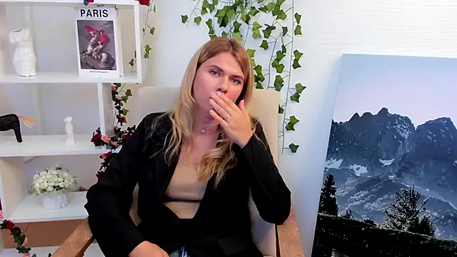 IvonneBattee online show from 12, 9, 2025