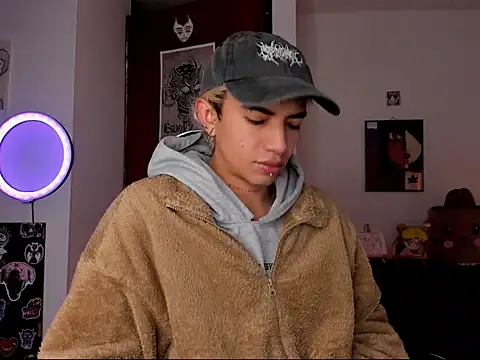 Snapshot of guynextdo0r chatting on 8, 10, 2025 guynextdo0r online show from 8, 10, 2025