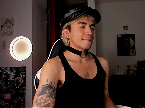 Snapshot of guynextdo0r chatting on 10, 10, 2025 guynextdo0r online show from 10, 10, 2025