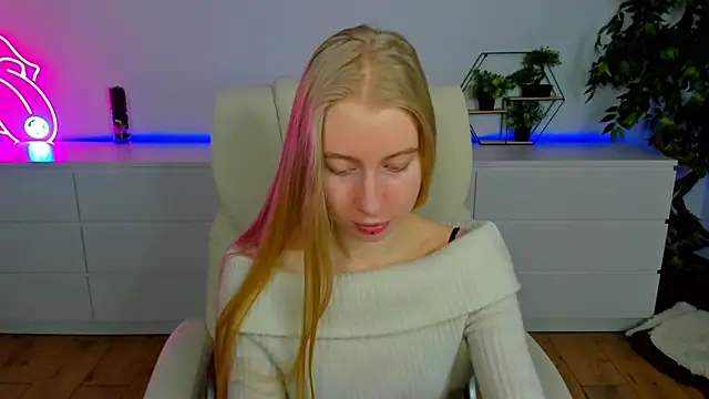 Snapshot of Alina_Blonde chatting on 19, 2, 2026 Alina Blonde online show from 19, 2, 2026