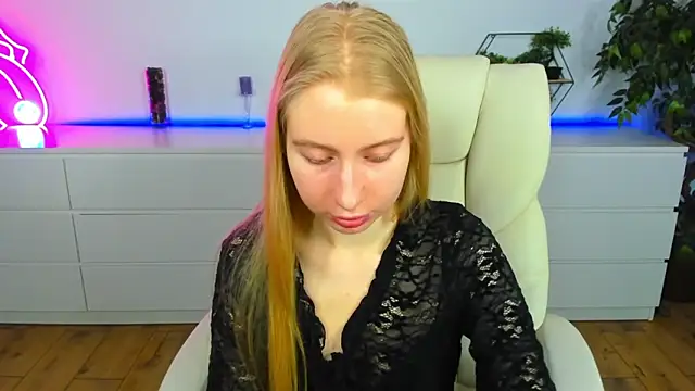 Snapshot of Alina_Blonde chatting on 19, 3, 2026 Alina Blonde online show from 19, 3, 2026