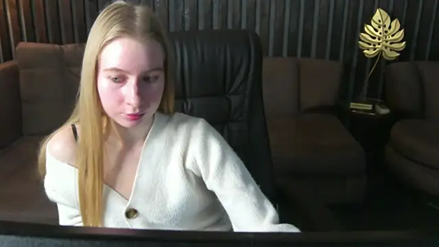 Snapshot of Alina_Blonde chatting on 24, 3, 2026 Alina Blonde online show from 24, 3, 2026