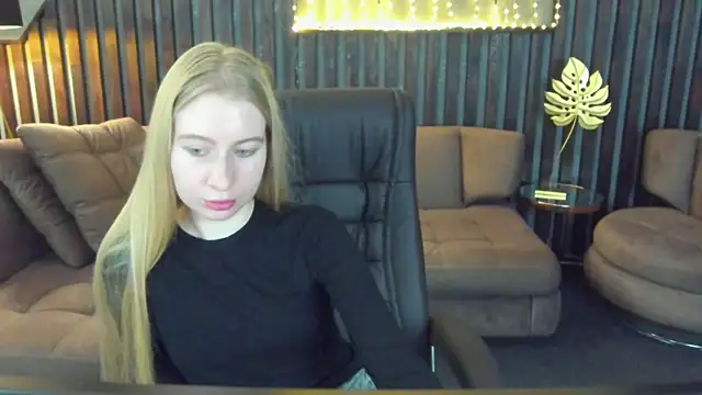 Snapshot of Alina_Blonde chatting on 27, 3, 2026 Alina Blonde online show from 27, 3, 2026